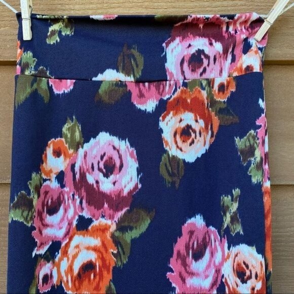LulaRoe Floral Mini Skirt Pencil Form Fitting Blue with Roses Skirt Size XS - Picture 8 of 10